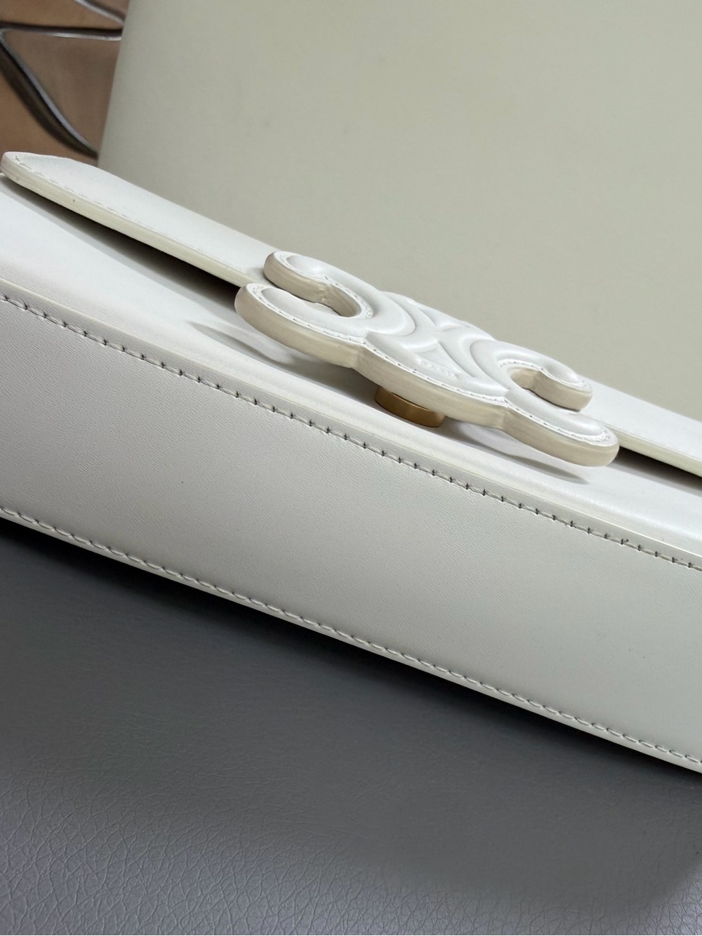 CELINE
WHITE SHINY CALFSKIN TRIOMPHE GOLD CHAIN SHOULDER - Picture 6 of 12